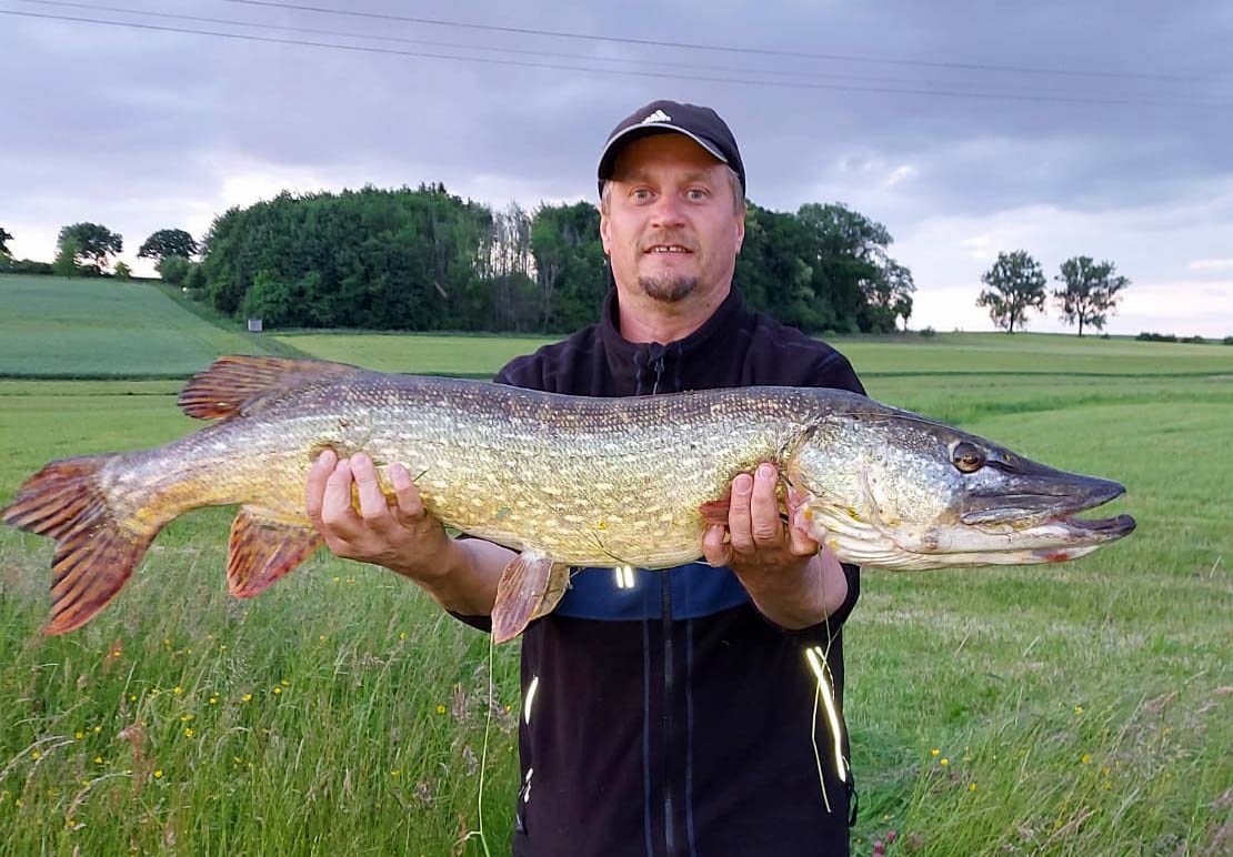 Roland Grefner Hecht 106 cm 18 Pfund Wörnitz.jpg